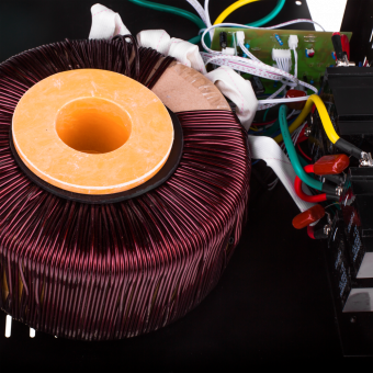 картинка  Стабилизатор напряжения LPT-W-15000RD ЧЕРНЫЙ (10500W) от интернет магазина Radiovip