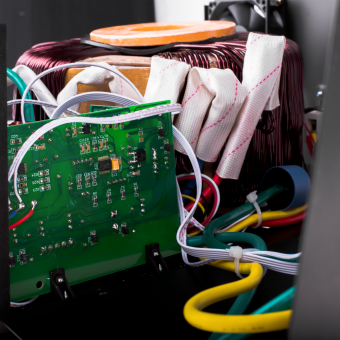 картинка  Стабилизатор напряжения LPT-W-15000RD ЧЕРНЫЙ (10500W) от интернет магазина Radiovip